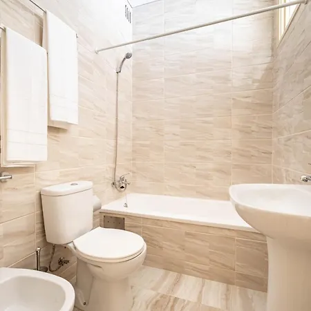 شقة Convenient 3-bedroom Next To Bom Sucesso بورتو