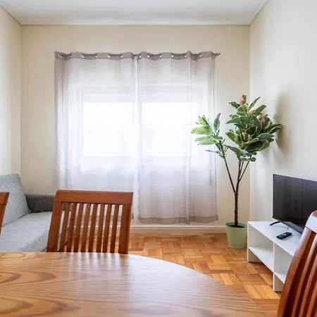 شقة Convenient 3-bedroom Next To Bom Sucesso بورتو