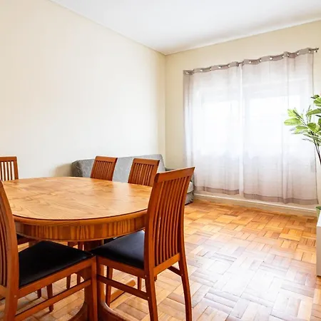 Convenient 3-bedroom Next To Bom Sucesso بورتو