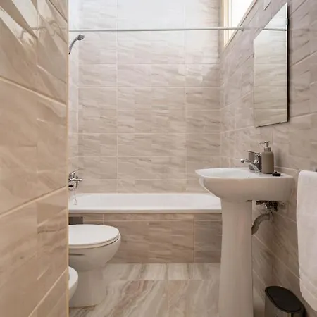 شقة Convenient 3-bedroom Next To Bom Sucesso بورتو